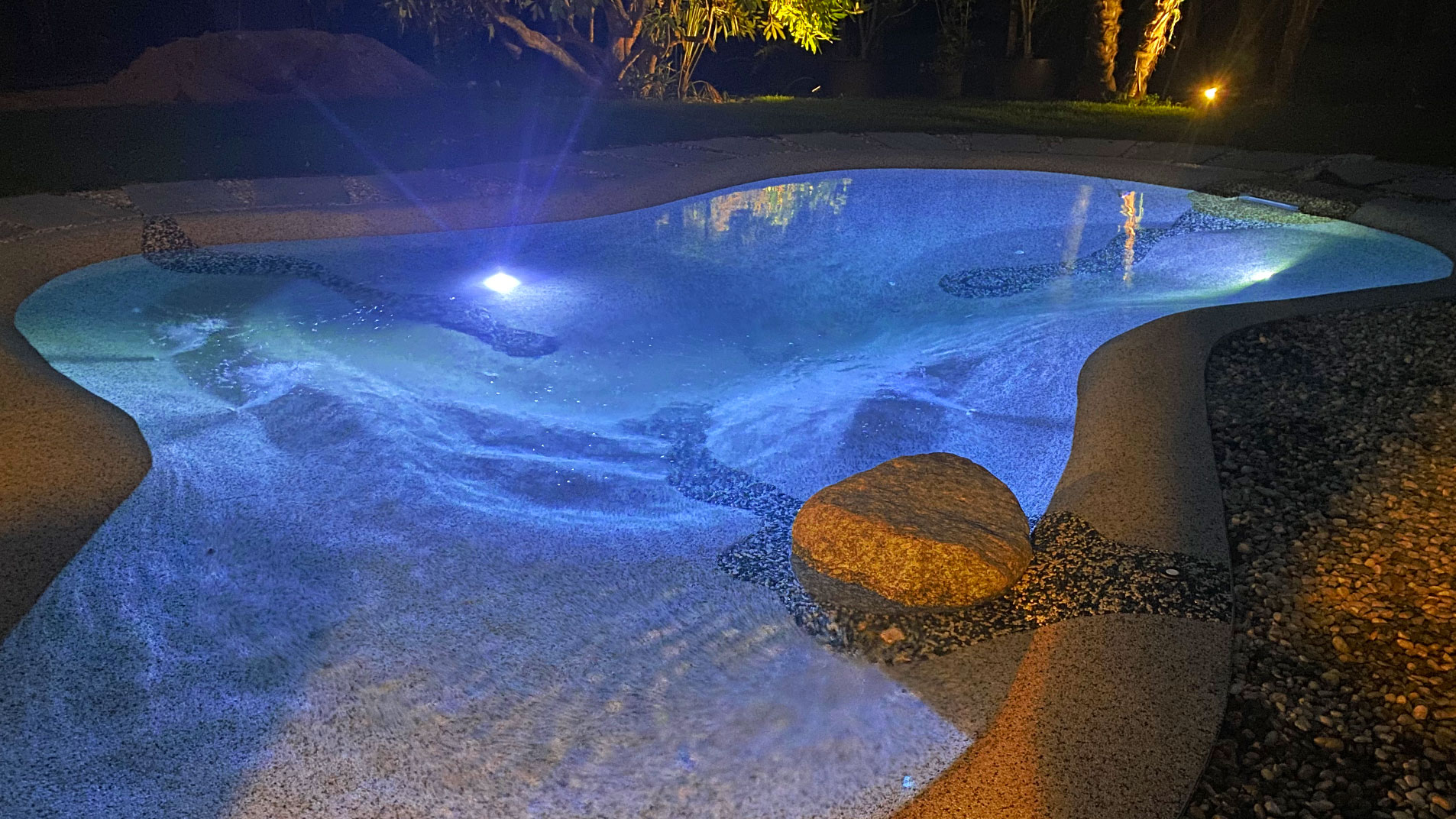 Piscina Biodesign di notte-Mendoflor